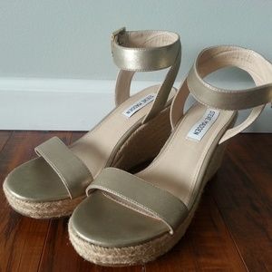 Steve Madden gold wedge (like new)